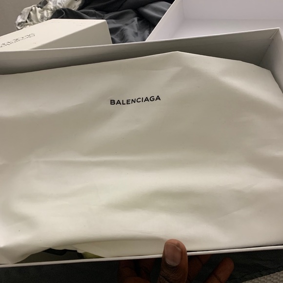 Balenciaga - Picture 3 of 10
